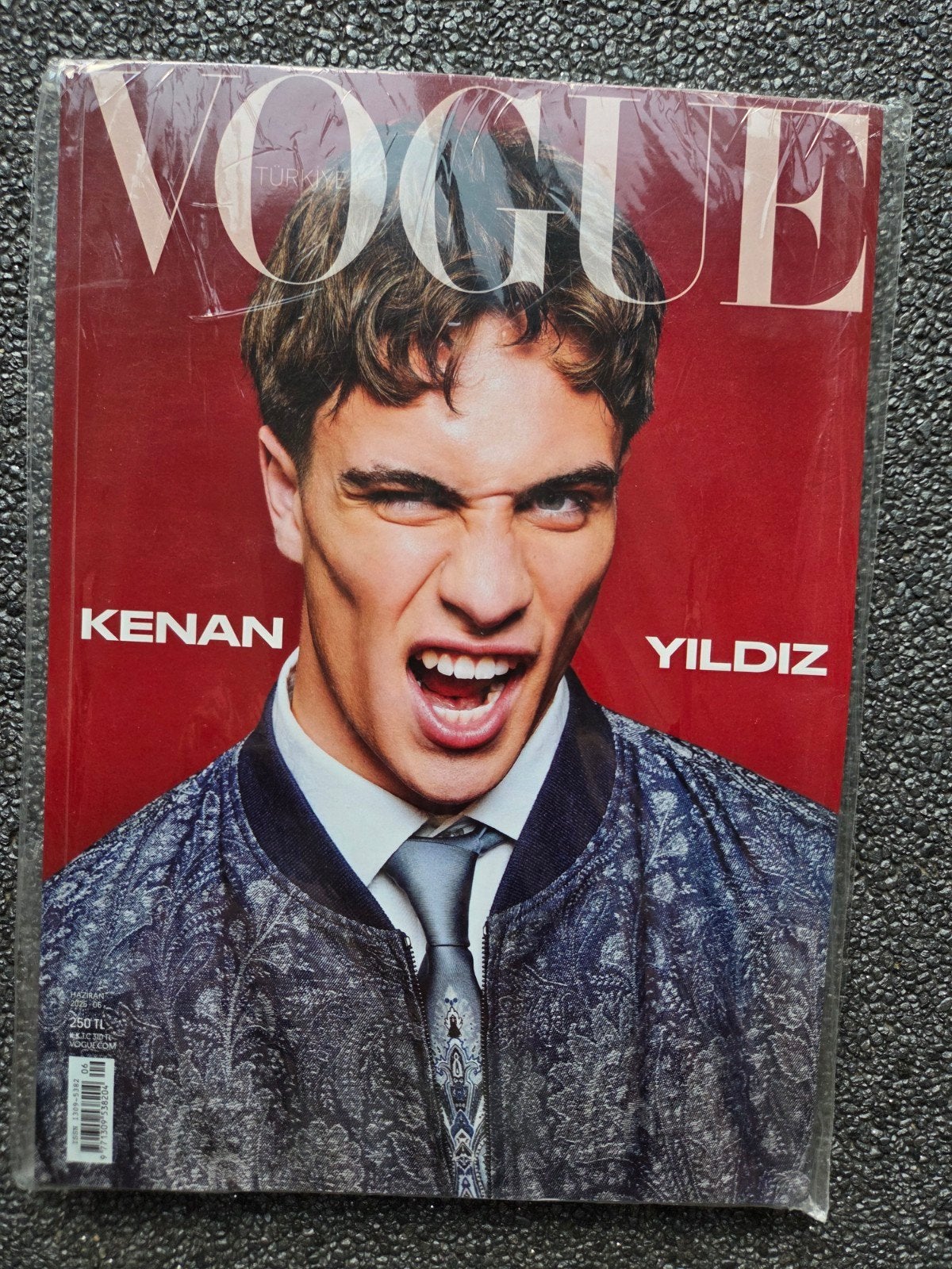 Vogue Kenan Yildiz limited edition, Ophalen of Verzenden, Nieuw