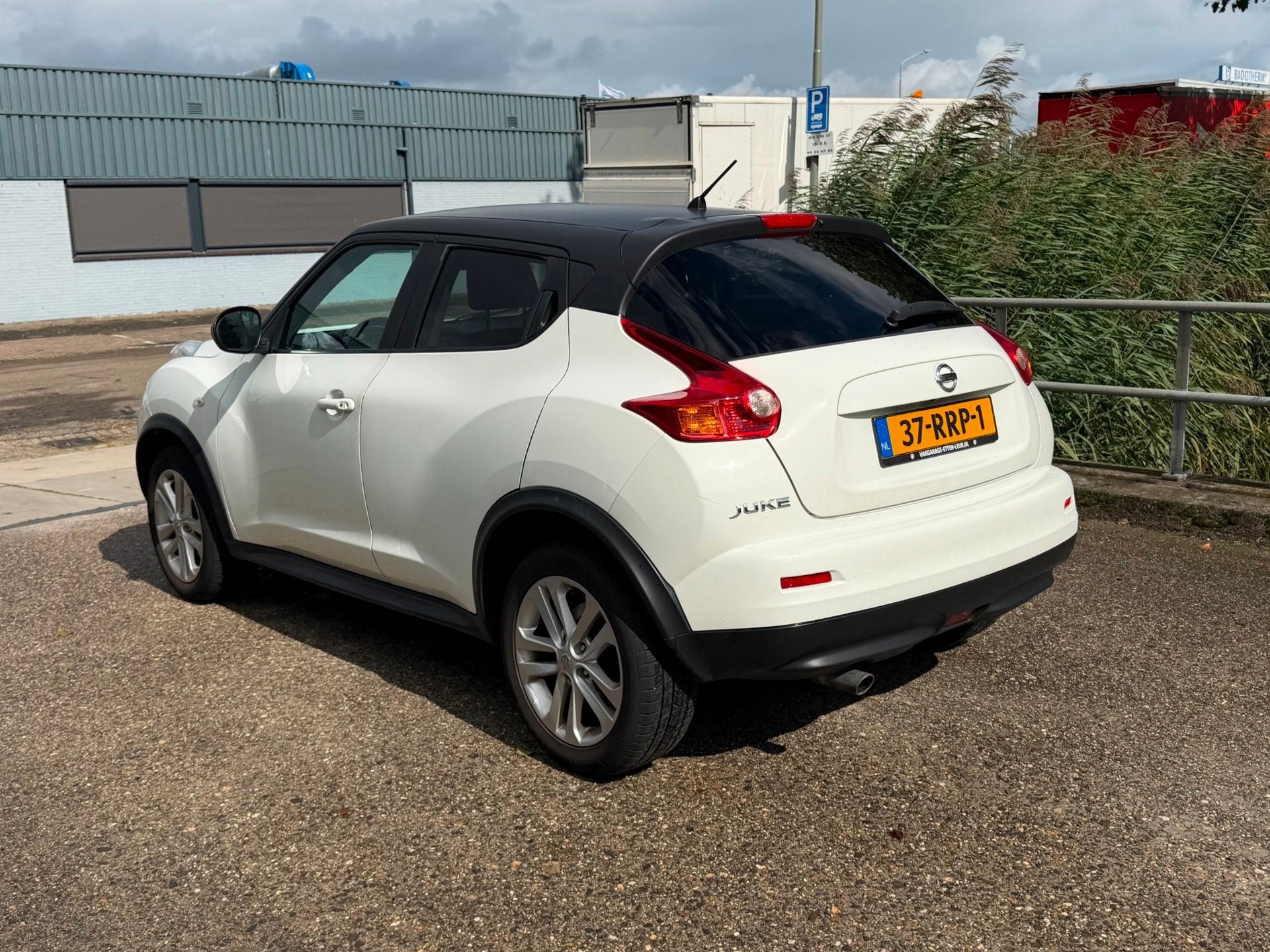 Nissan Juke 1.6 Tekna Automaat! Clima! Navi! Camera! NAP!, Auto's, Euro 5, SUV of Terreinwagen, 117 pk, 609 kg