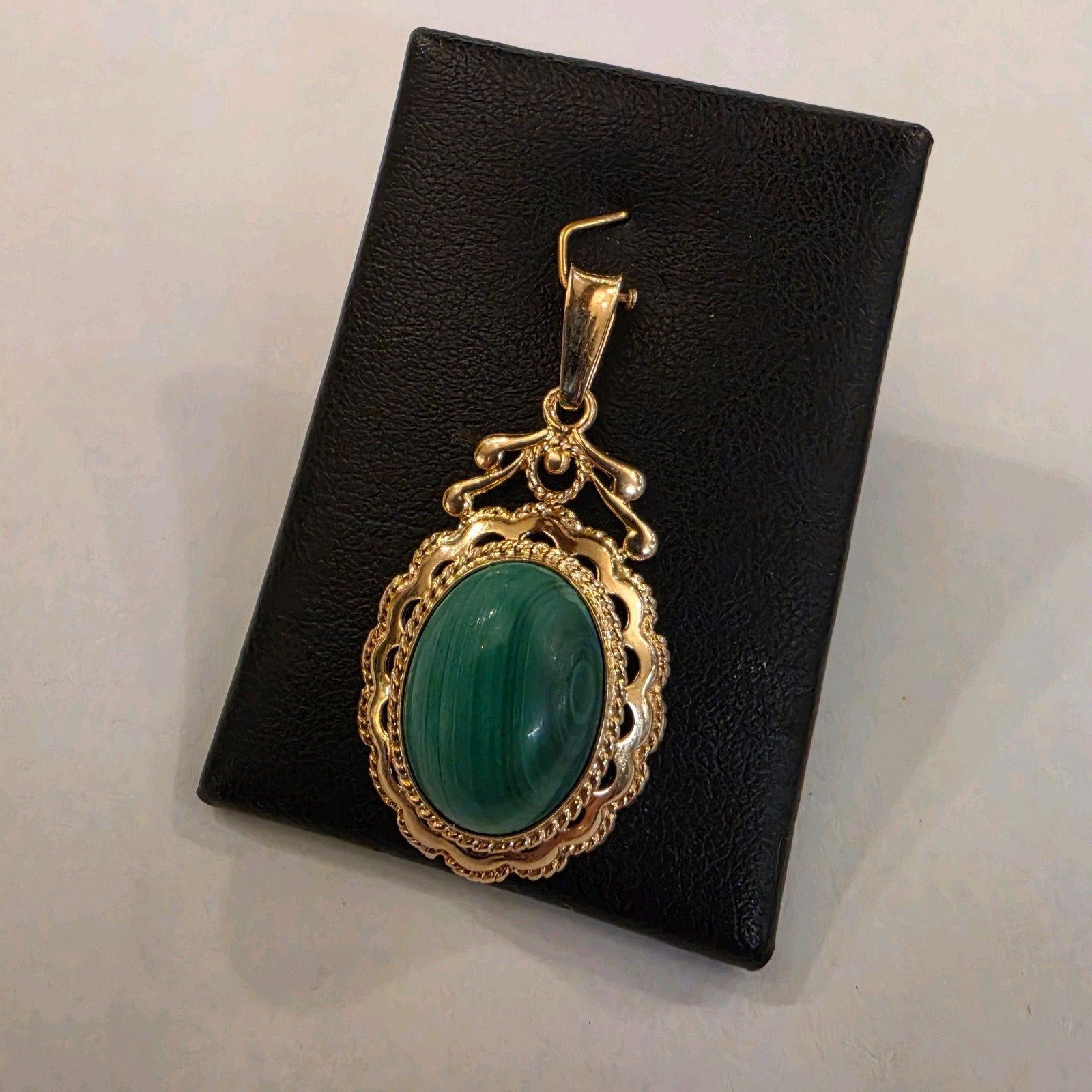 Vintage 14 karaats gouden hanger met Malachiet bewerkt, Overige voorstellingen, Ophalen of Verzenden, Zo goed als nieuw, Met edelsteen