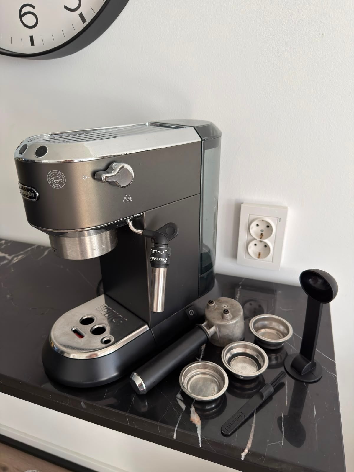 DeLonghi Dedica Style EC685.BK Espressomachine, Witgoed en Apparatuur, Koffiezetapparaten, Ophalen, Afneembaar waterreservoir