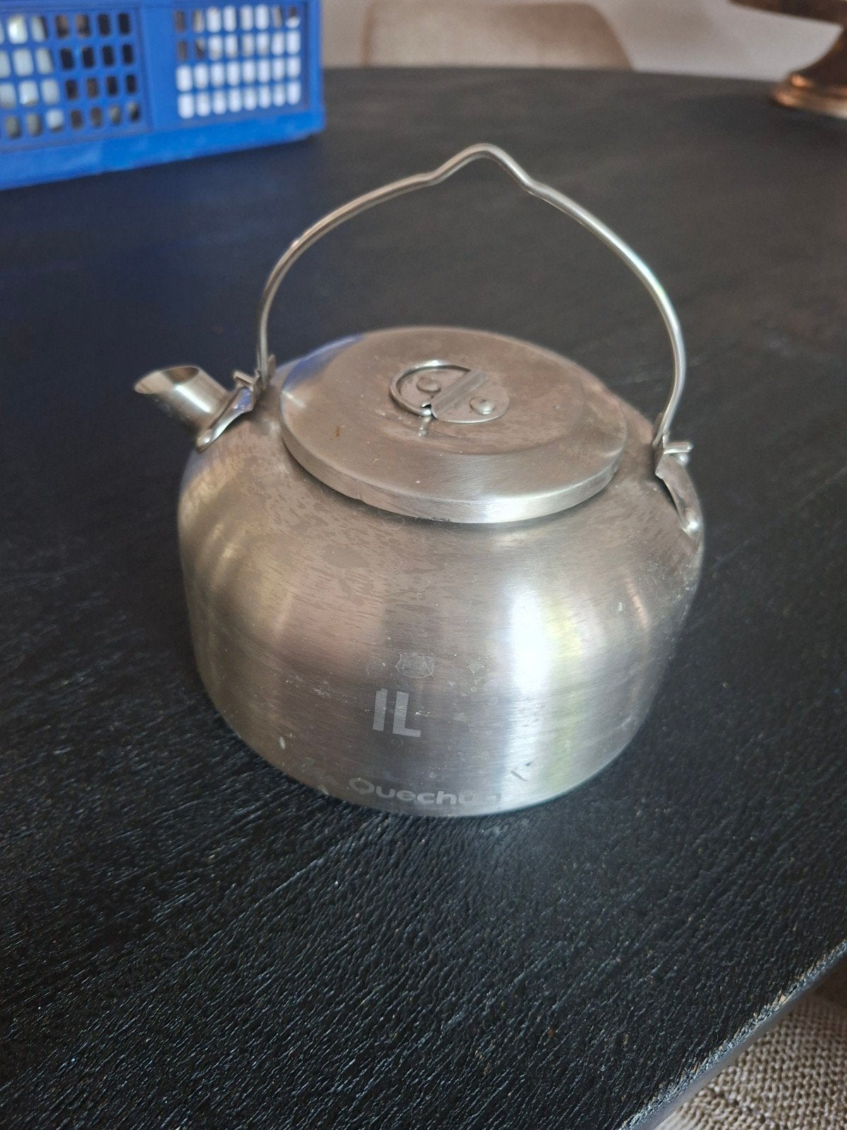 Quechua 1L waterketel / theepot voor kamperen, Caravans en Kamperen, Kampeeraccessoires, Ophalen, Gebruikt