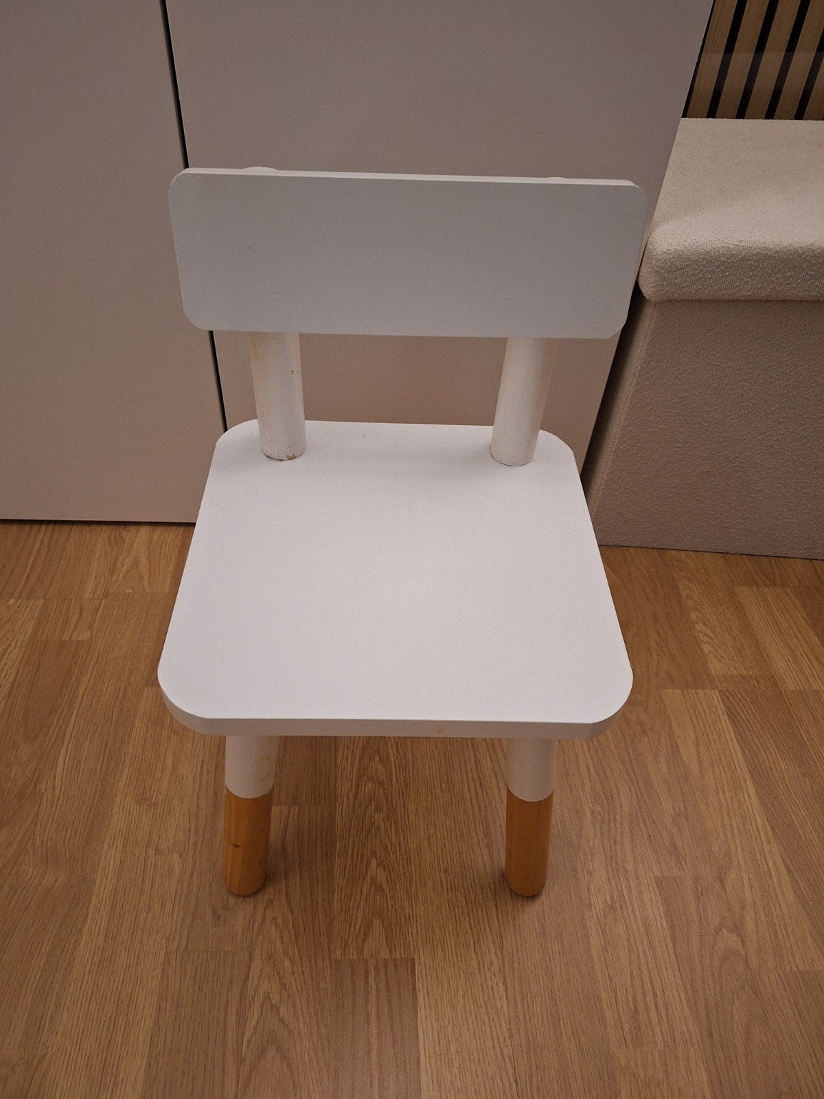 Witte kinderstoel met houten poten, Ophalen, Gebruikt, Stoel(en)