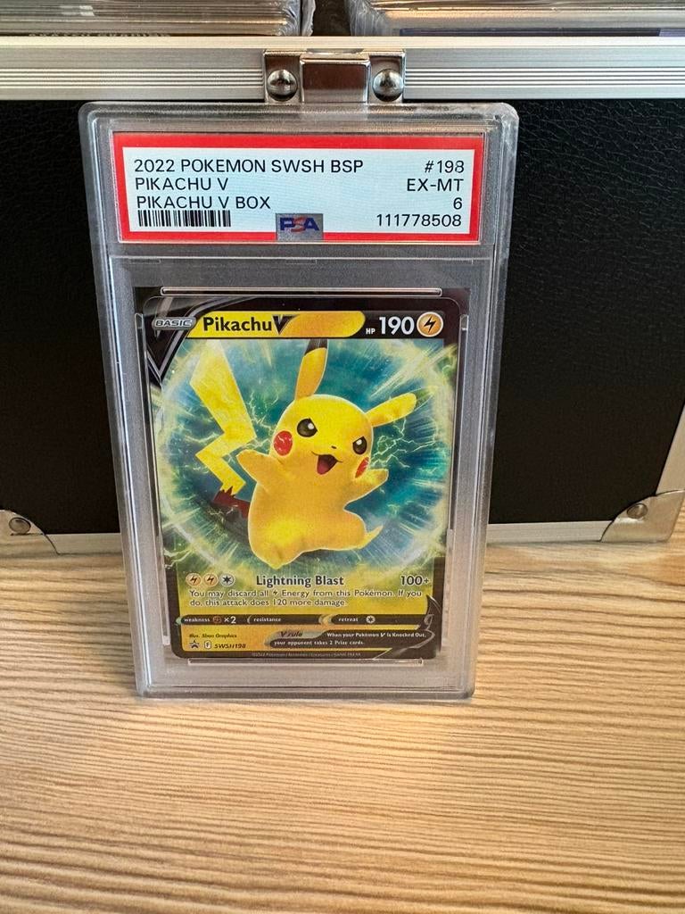 Pikachu v psa, Ophalen of Verzenden, Zo goed als nieuw, Meerdere kaarten, Foil