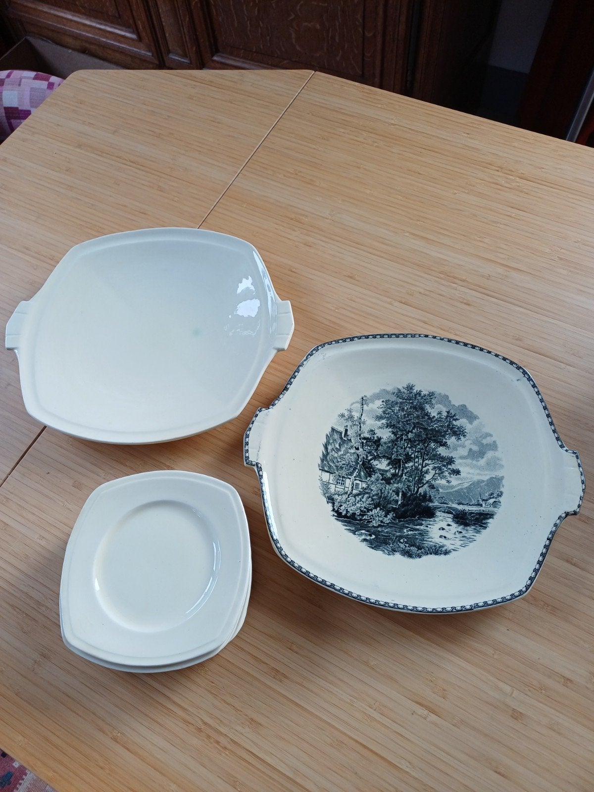 twee gebaksborden en 7 gebaksbordjes, Ophalen