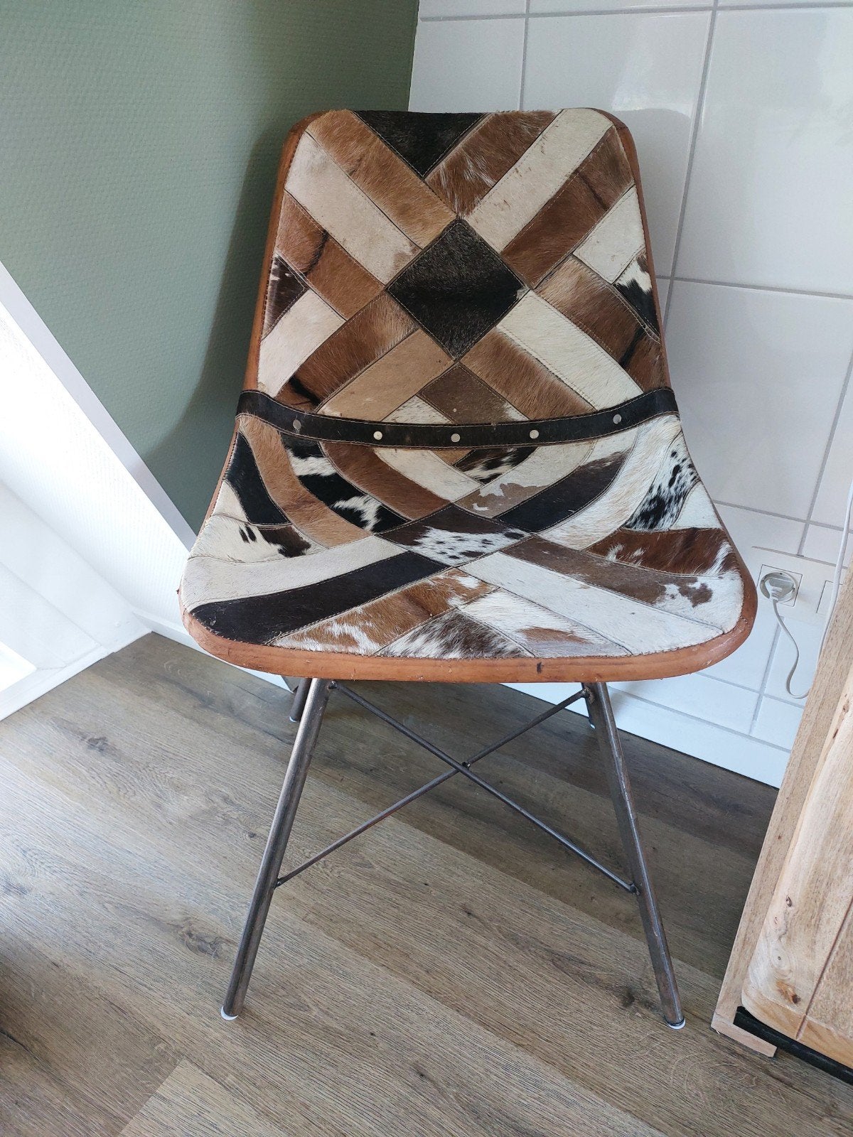 Unieke stoel met patchwork van koeienhuid en metalen poten, Ophalen, Gebruikt, Eén, Leer