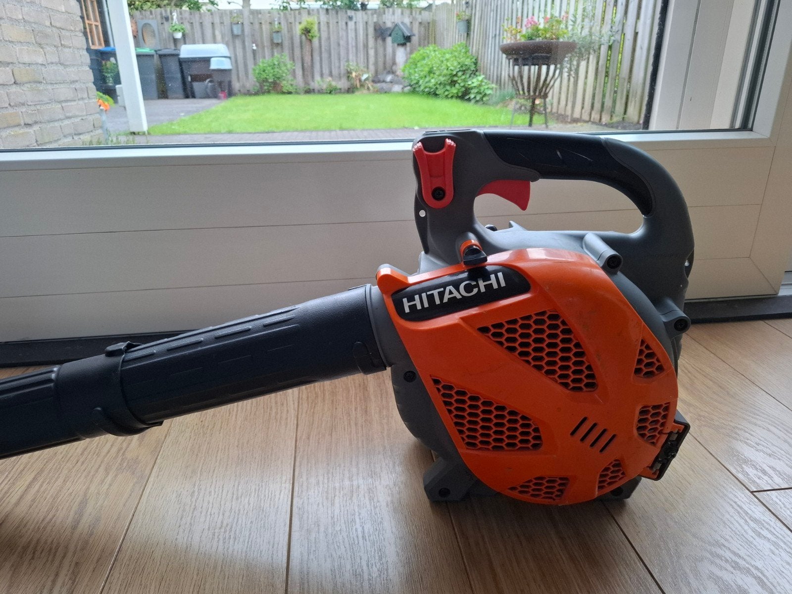 Hitachi Benzine Bladblazer. Werkt uitstekend!, Tuin en Terras, Bladblazers, Ophalen, Benzine, Gebruikt, Handgedragen
