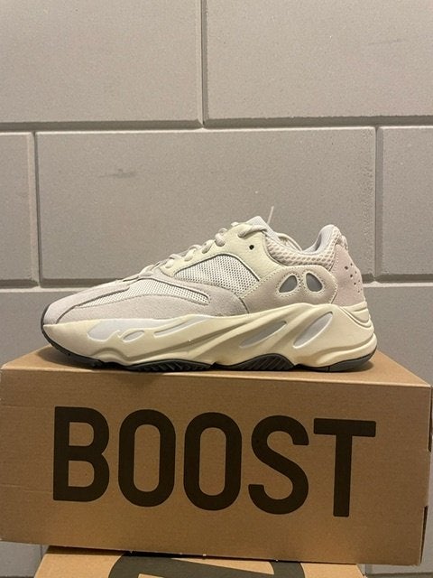 Yeezy 700 Analog EU 41 1/3, Wit, Nieuw, Ophalen of Verzenden, Sneakers of Gympen