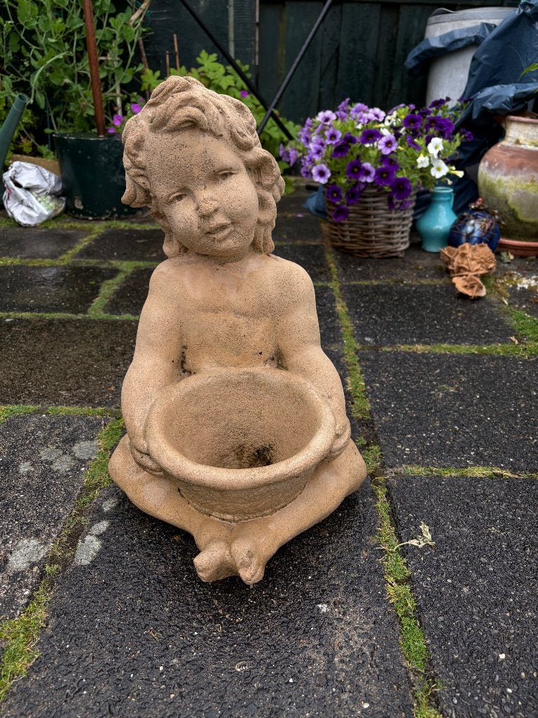Tuinbeeld kindje met bakje, Tuin en Terras, Tuinbeelden, Ophalen, Gebruikt, Beton, Mensenbeeld