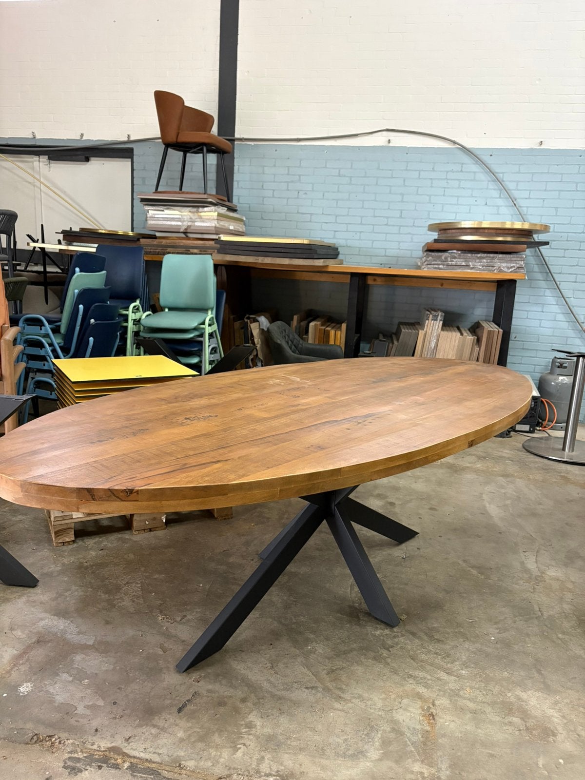 Ovale eettafel mangohout 240x110cm industrieel ex showmodel, 100 tot 150 cm, Ophalen of Verzenden, Ovaal, Nieuw