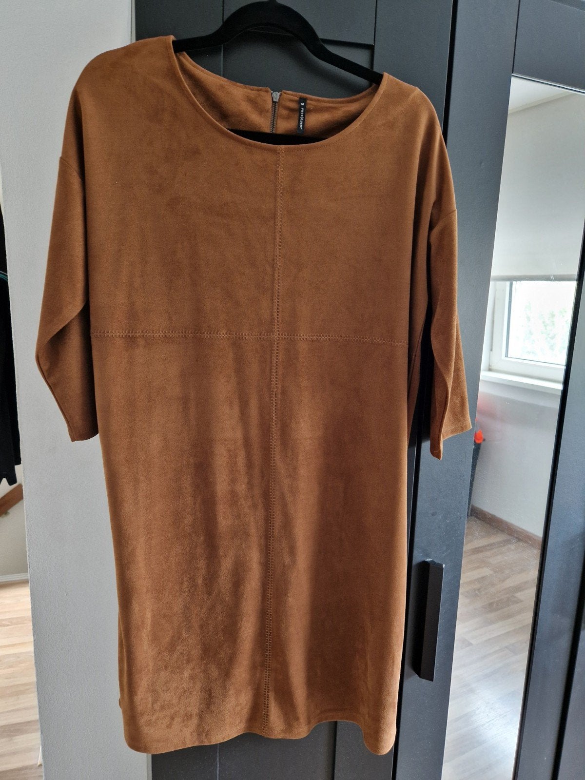 Freequent suedine jurkje maat M, Kleding | Dames, Jurken, Maat 38/40 (M), Ophalen of Verzenden, Zo goed als nieuw, Boven de knie