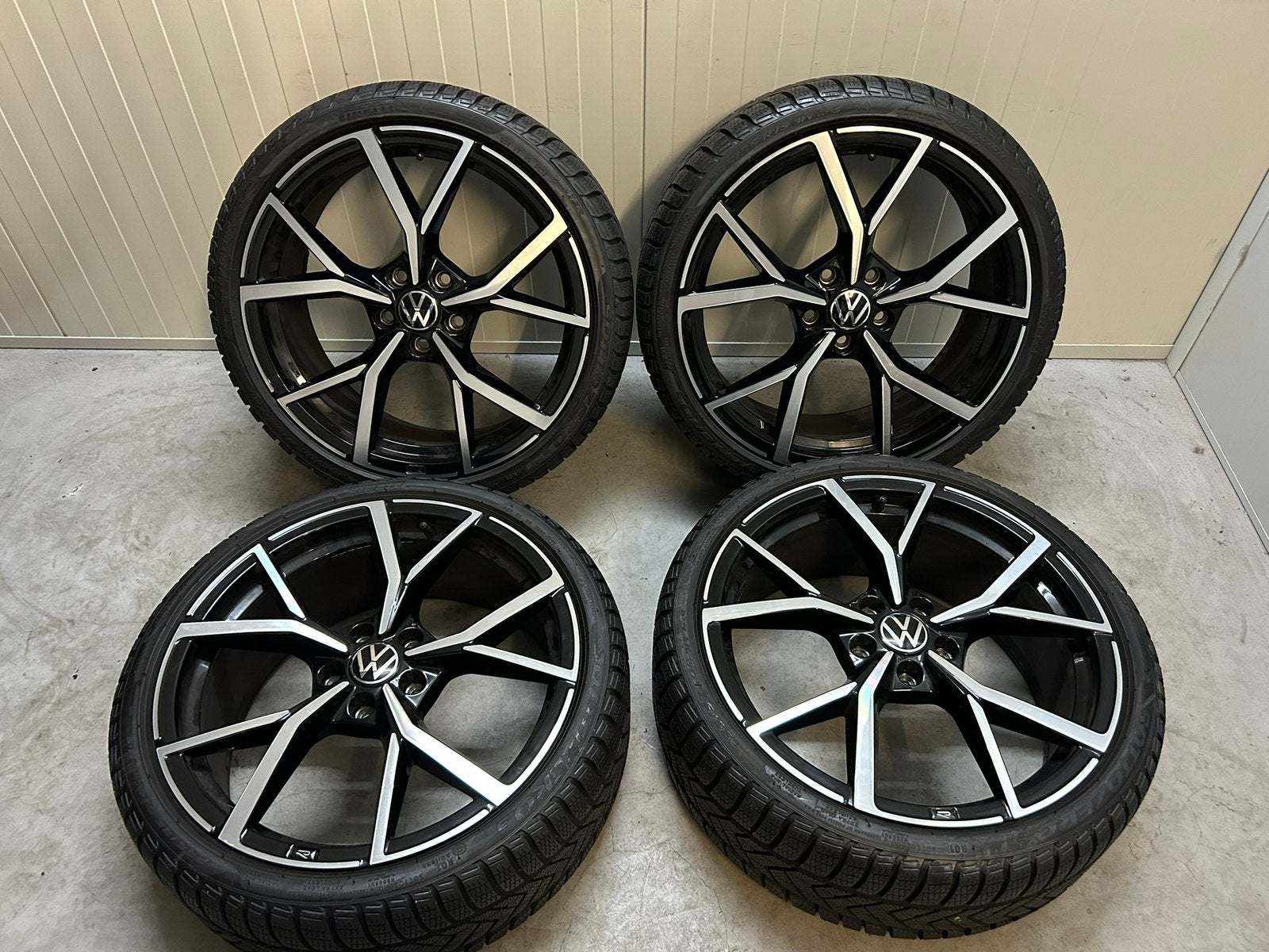 Originele VW Golf 8 R 19 inch Estoril winter Pirelli 2023, Gebruikt, Banden en Velgen, Winterbanden, 235 mm