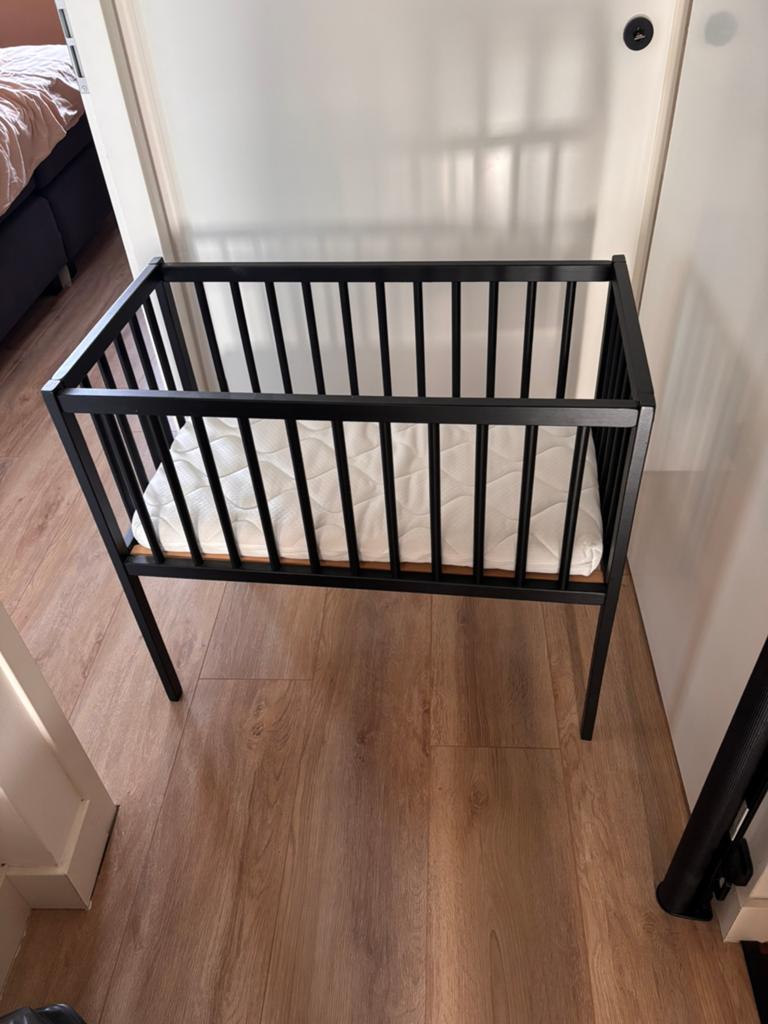Wiegje zwart 40x80 incl matras, Kinderen en Baby's, Babywiegjes en Ledikanten, Ophalen, Zo goed als nieuw, Wieg