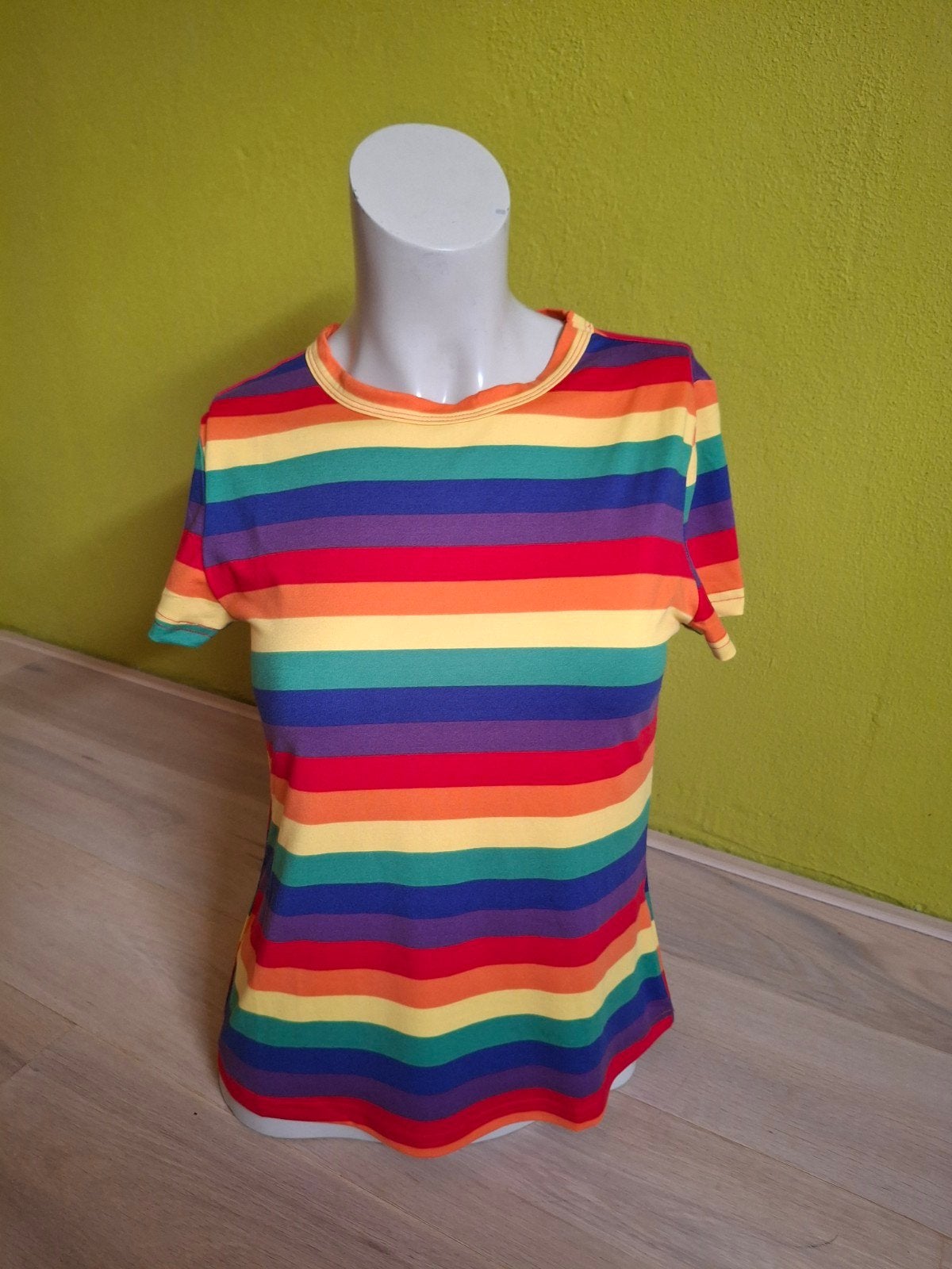 Regenboog shirt. Mt 36, Kleding | Dames, T-shirts, Verzenden, Zo goed als nieuw, Maat 36 (S), Korte mouw