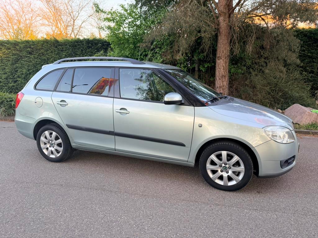 Skoda Fabia 1.4 16V 63KW Combi Chima PDC TREKHAAK N.A.P, Auto's, Skoda, Voorwielaandrijving, 40 €/maand, Zwart, 4 cilinders