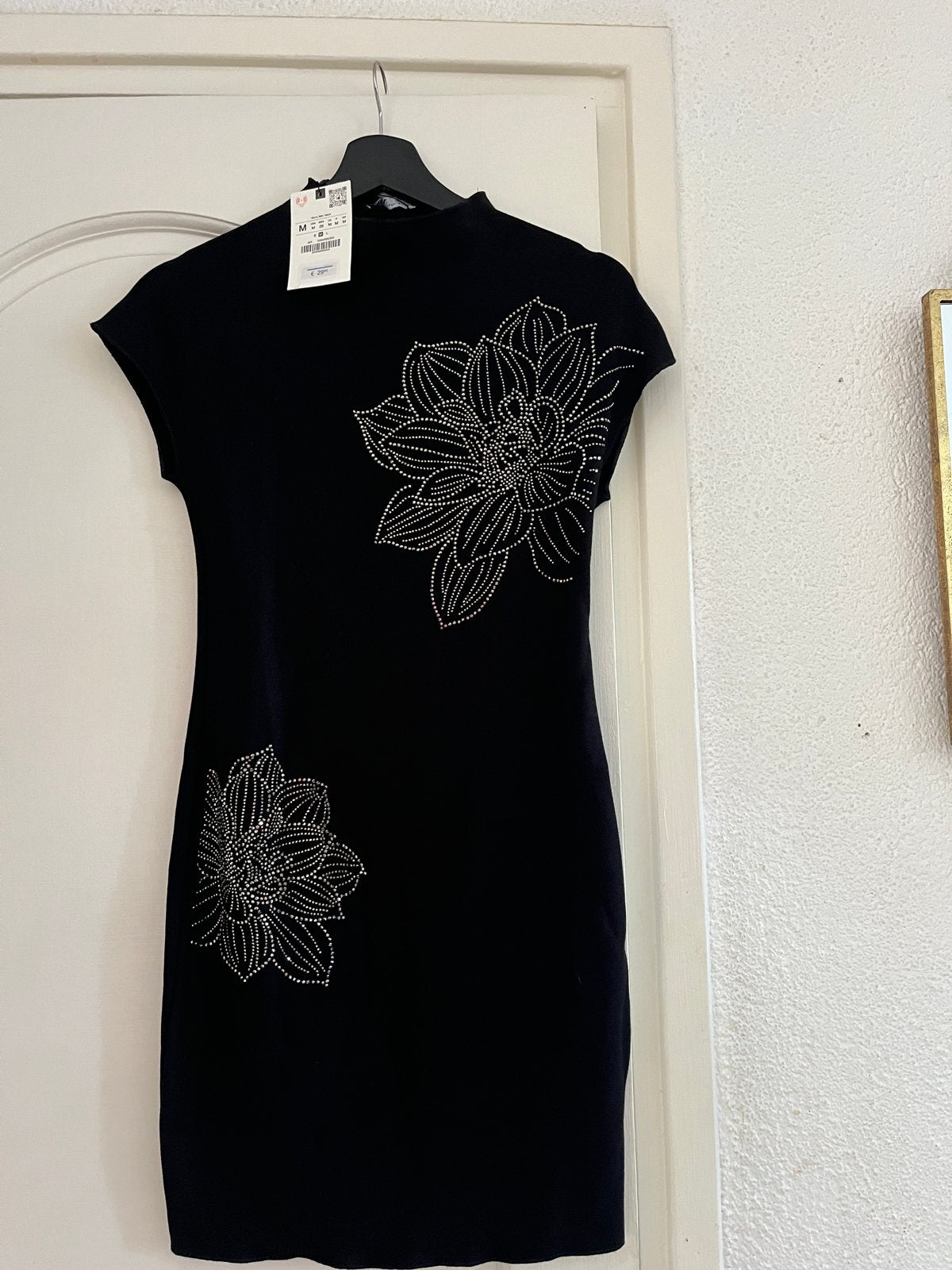 Zwarte jurk met bloemenpatroon van strass steentjes, Kleding | Dames, Maat 38/40 (M), Zwart, Nieuw, Ophalen of Verzenden