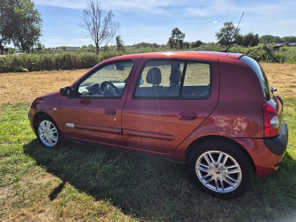 Renault Clio 1.6 16V Initiale AUT E4 2004 Rood, Auto's, 40 €/maand, 4 cilinders, 1035 kg, Particulier