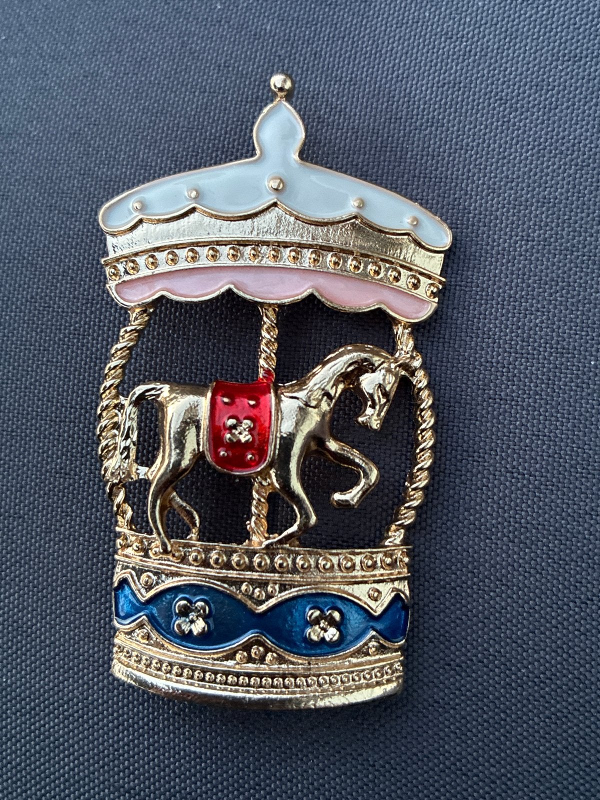 Vintage Carrousel Paard Broche - Goudkleurig Emaille, Overige materialen, 4 tot 7 cm, Ophalen of Verzenden, Zo goed als nieuw