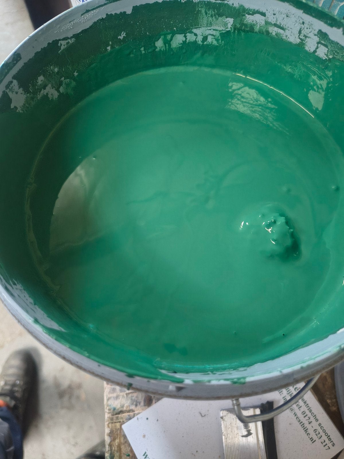 Latex binnen groen, Ophalen