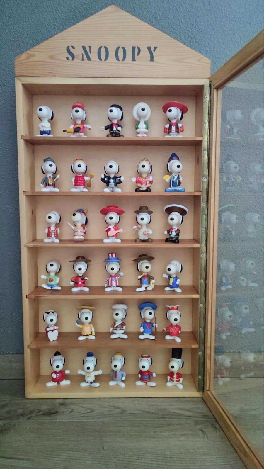 Snoopy Mc Donald collectie met vitrinekast, Ophalen of Verzenden, Zo goed als nieuw