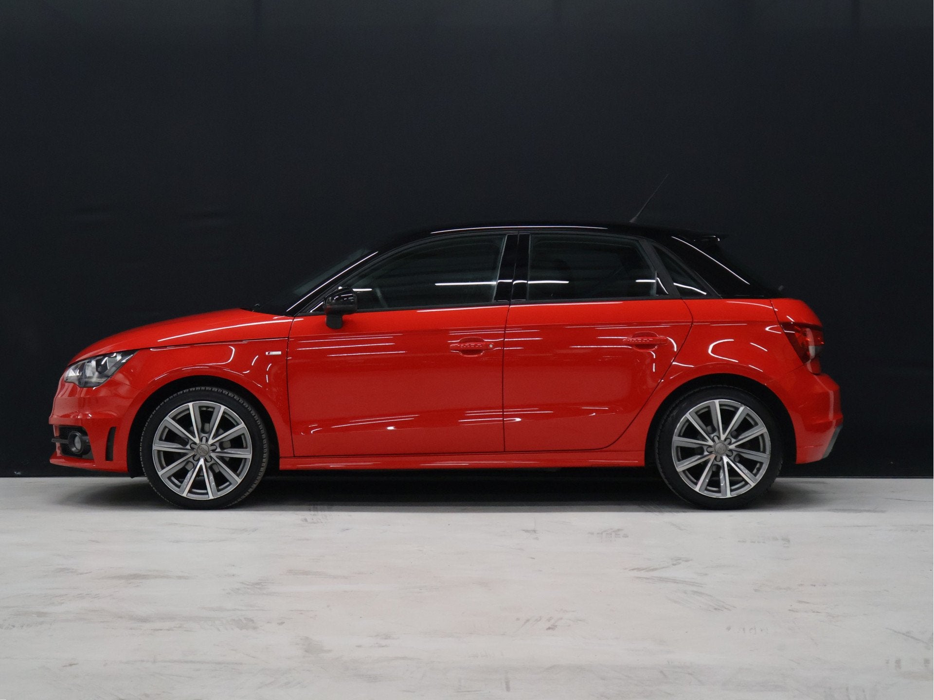 Audi A1 Sportback 1.2 TFSI Admired S Line [NAVIGATIE, AIRCO,, Voorwielaandrijving, Euro 5, Zwart, 4 cilinders
