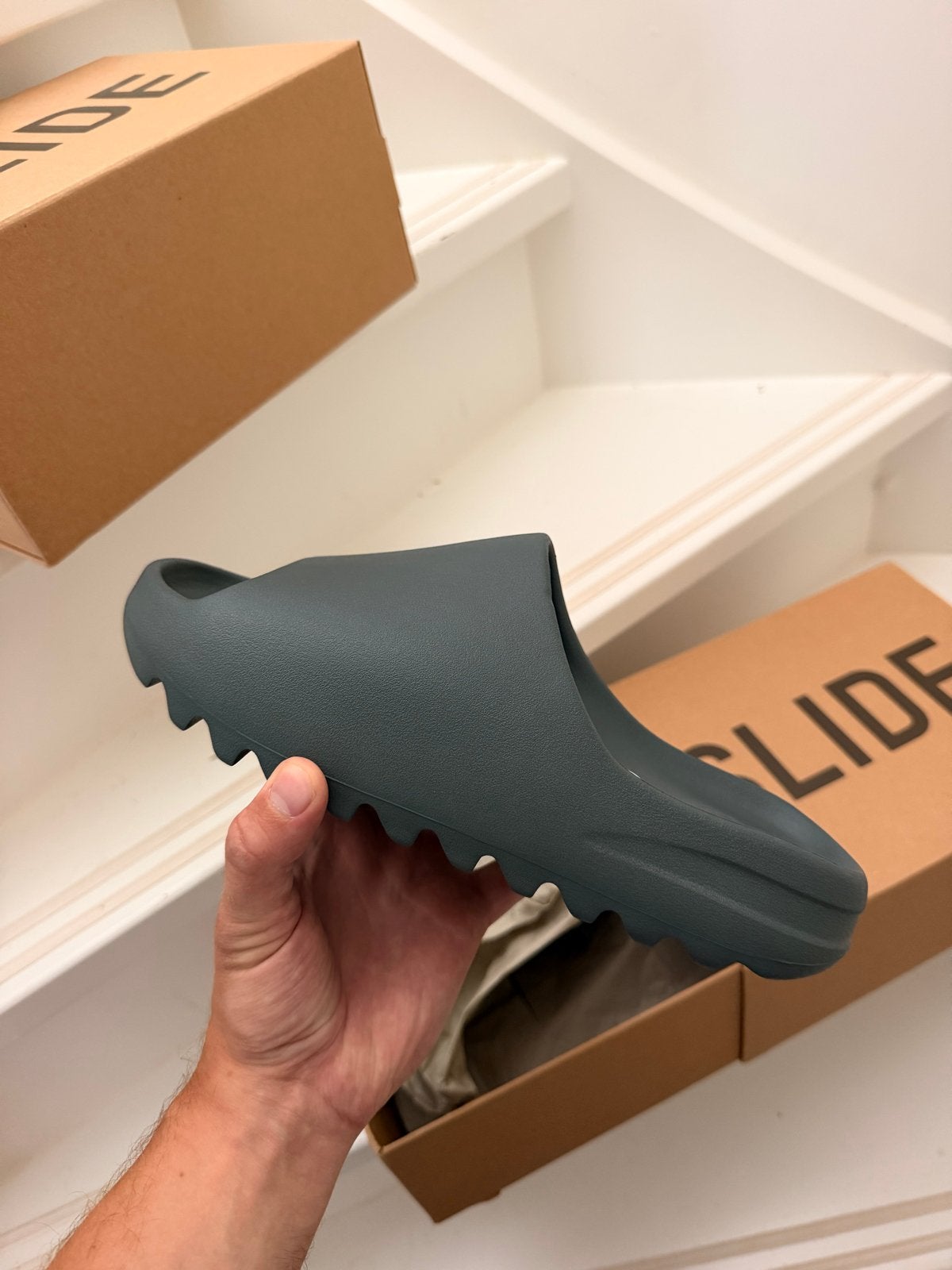 Adidas Yeezy Slide 'Slate Grey' - Maat 44.5, Ophalen of Verzenden, Nieuw, Overige kleuren, Slippers