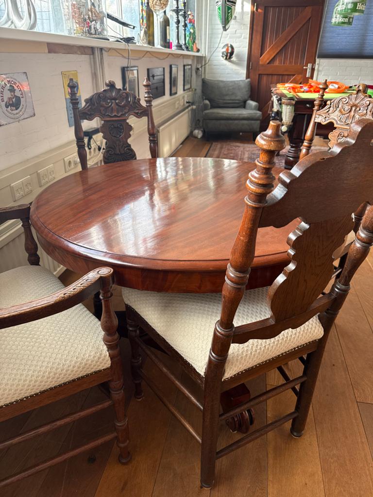 Antieke ronde eettafel met 4 stoelen. Klassieke stijl, Huis en Inrichting, Tafels | Eettafels, Ophalen, Gebruikt, Rond, 100 tot 150 cm
