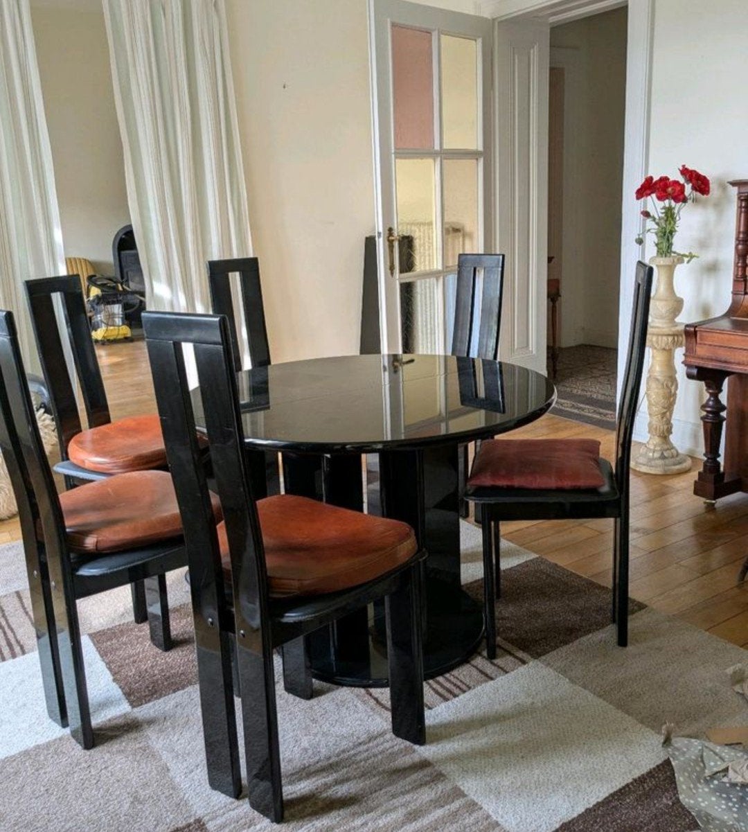 Italiaanse postmoderne gelakte eetkamerset, Ophalen, 4 tot 6 stoelen