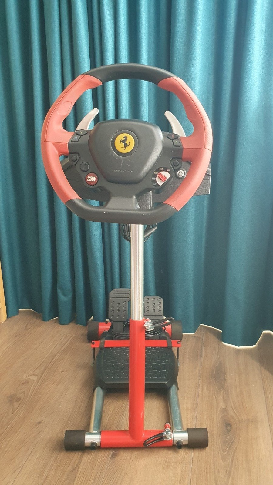 Thrustmaster Ferrari racestuur met pedalen en Wheel StandPro, Ophalen, Racestuur, Zo goed als nieuw, Thrustmaster