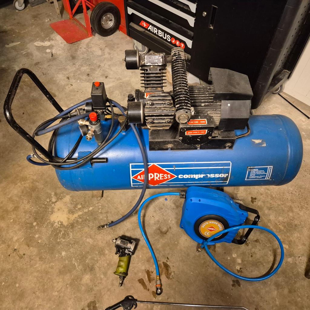 Airpress compressor met slanghaspel en luchtratel, Gebruikt, Ophalen of Verzenden, 200 tot 400 liter/min, Mobiel