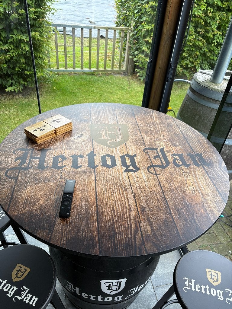 barkrukken met regenton Hertog-Jan, 2 krukken, Ophalen, Zo goed als nieuw, 60 tot 90 cm