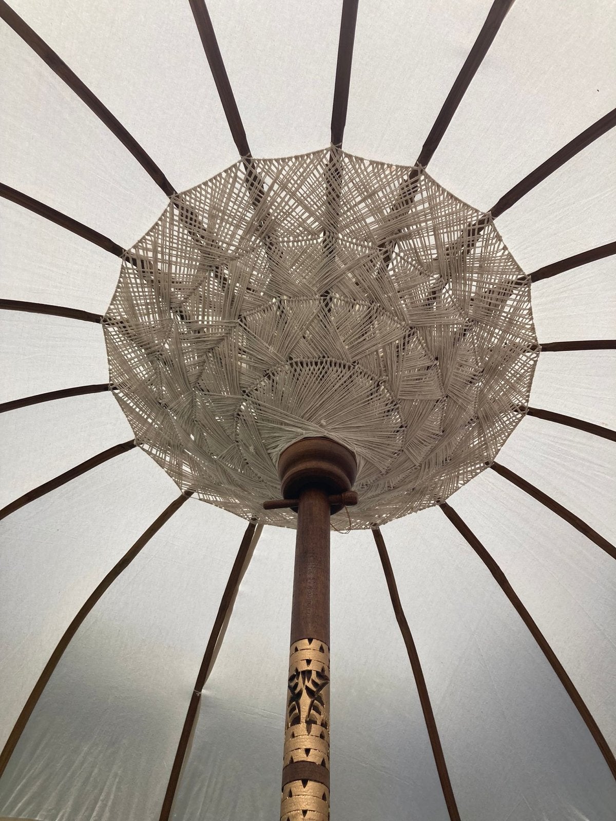 Luxe Balinese Parasol - Wit met Macramé, Tuin en Terras, Parasols, 4301rp, Nieuw, Indonesia import, R.begemann@hetnet.nl