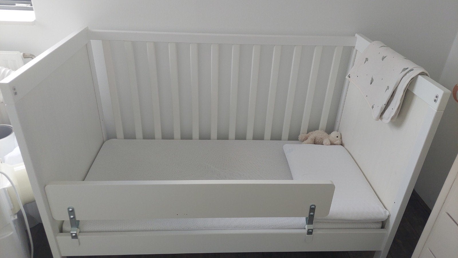 Wit babybedje 120*60 / white baby bed, Ophalen, Zo goed als nieuw, Lattenbodem, Minder dan 140 cm