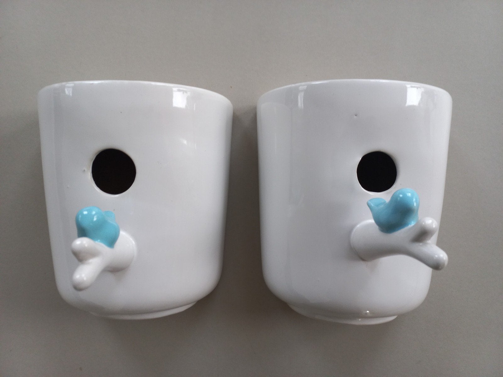twee stenen vogelhuisjes., Ophalen