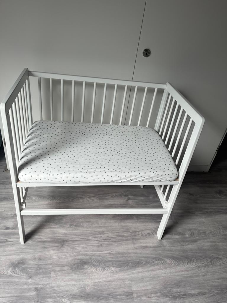 Wit ledikantje - Zo goed als nieuw, Kinderen en Baby's, Babywiegjes en Ledikanten, Ophalen, Zo goed als nieuw, Ledikant