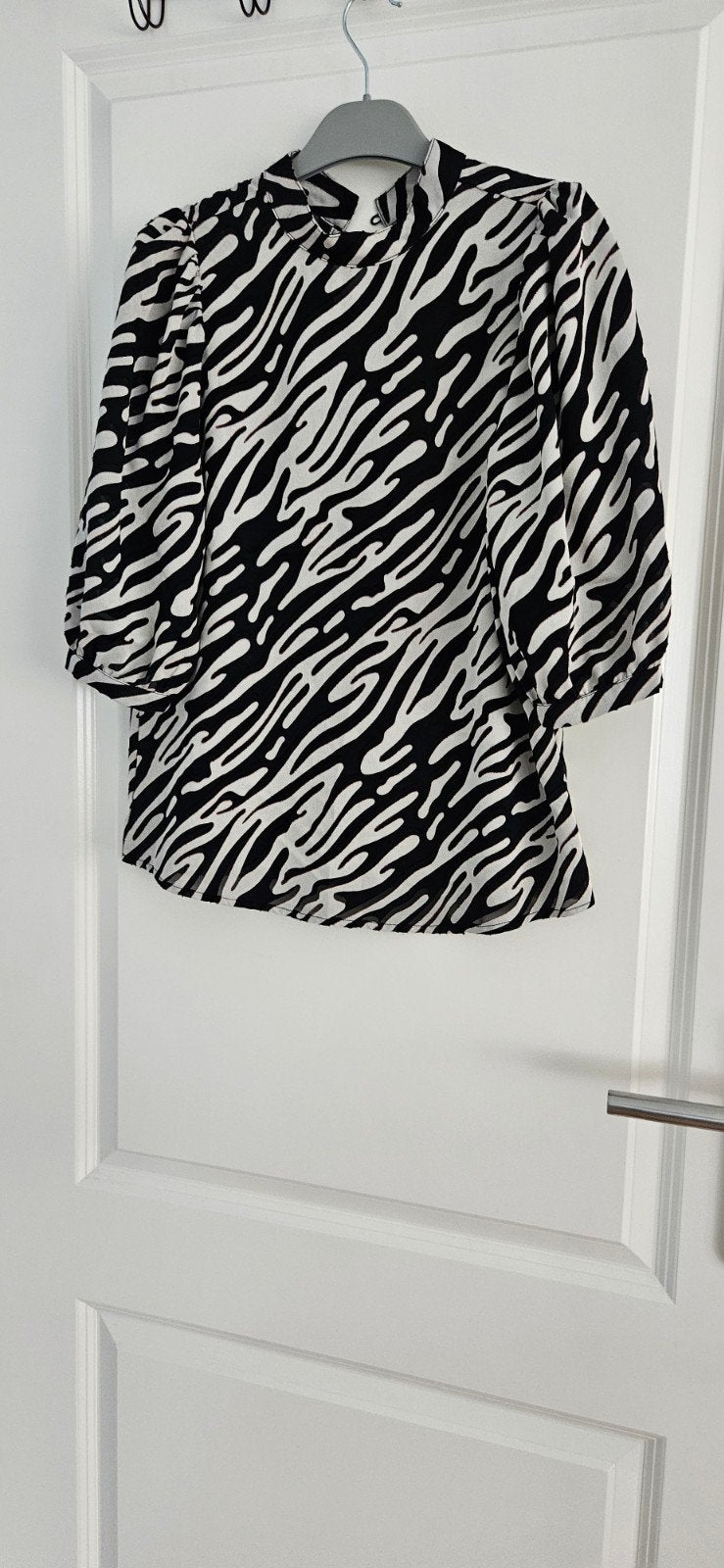 Zwart-witte zebraprint blouse met driekwart mouwen, Kleding | Dames, Tops, Zwart, Ophalen of Verzenden, Korte mouw, Maat 36 (S)