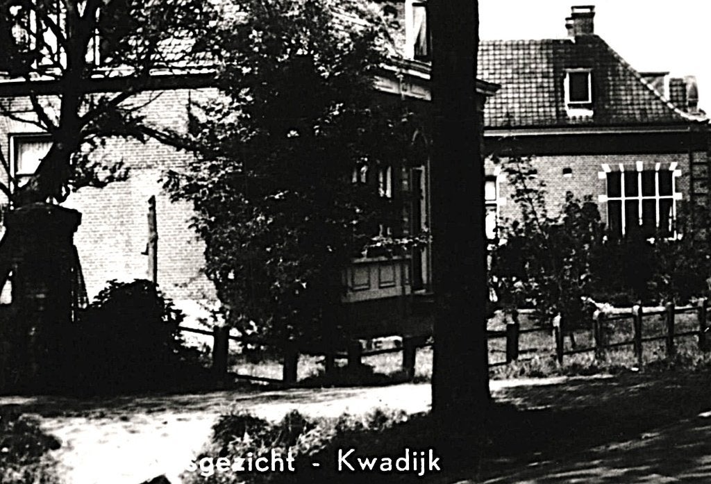 700874 Kwadijk NH 1958 Dorpsgezicht Pijltje  onbeschreven, Verzamelen, Ophalen of Verzenden, 1940 tot 1960, Ongelopen, Noord-Holland