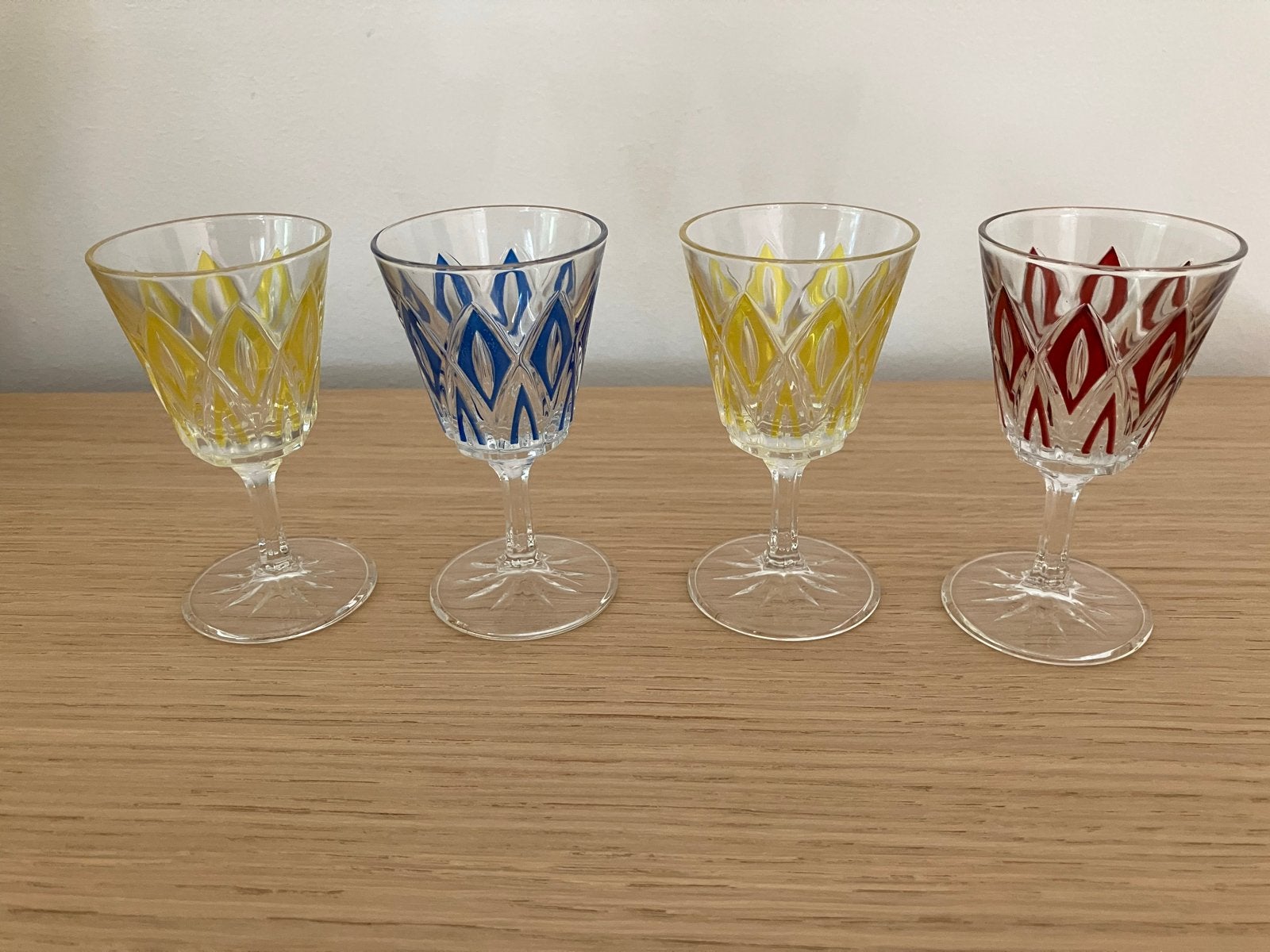 Set van 4 vintage likeurglazen met kleurrijk patroon, Ophalen of Verzenden