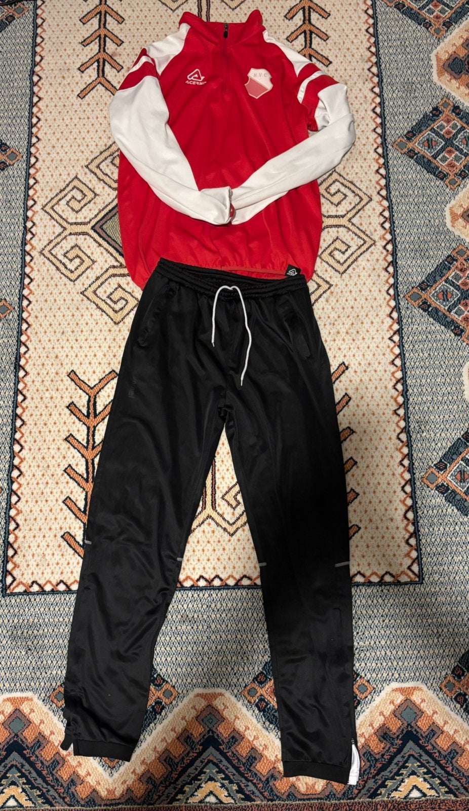 Acerbis / Hummel trainingspak H.V.C. rood-zwart⁠, Ophalen of Verzenden, Zo goed als nieuw, Maat 38/40 (M), Rood