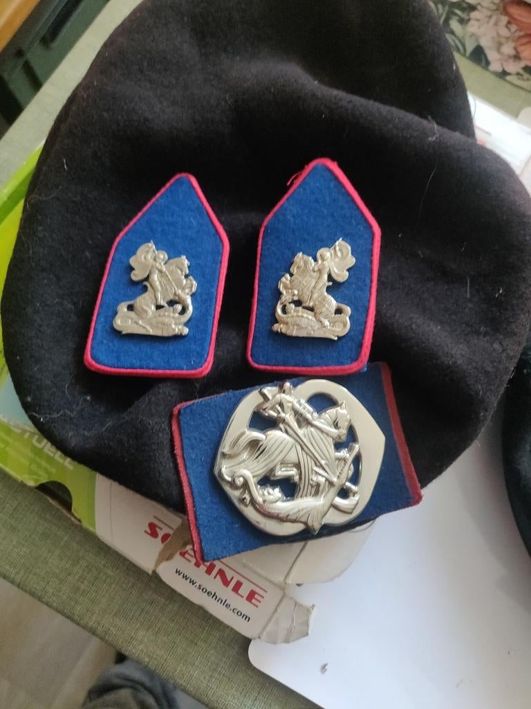 5 baretten met embleem, Verzamelen, Ophalen of Verzenden, Landmacht, Nederland, Embleem of Badge