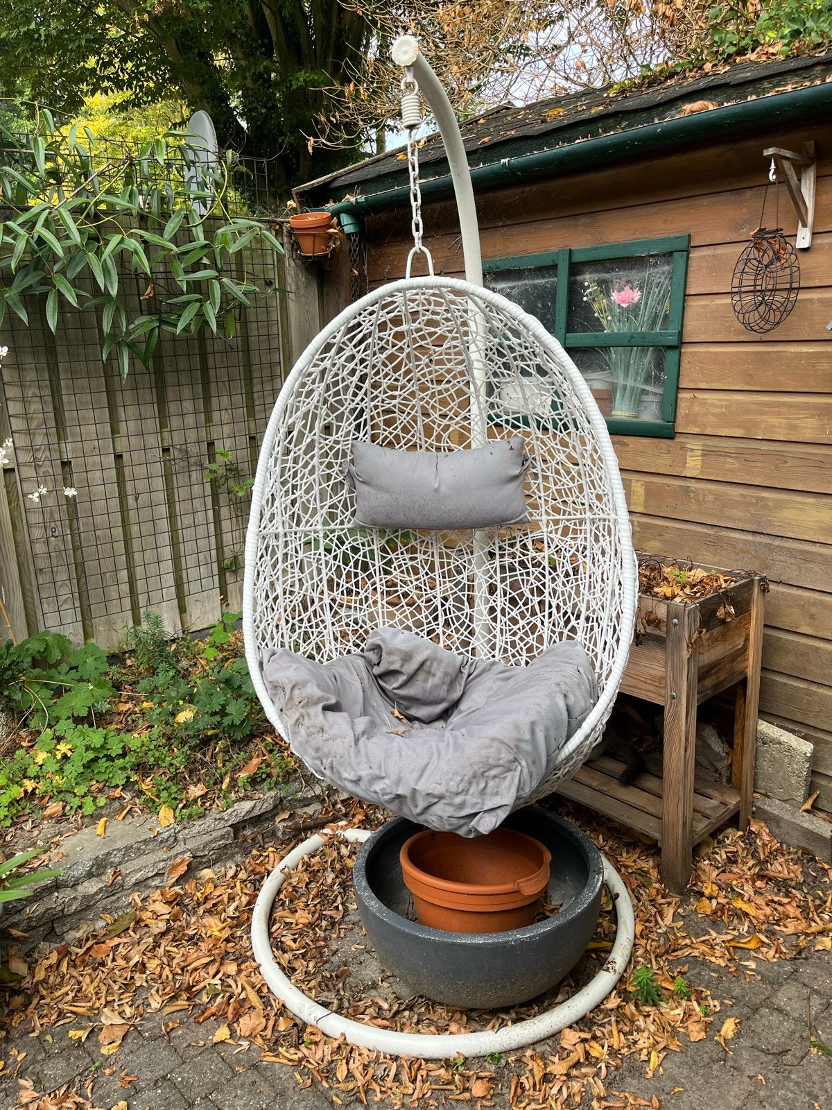 Witte hangstoel met standaard en kussen