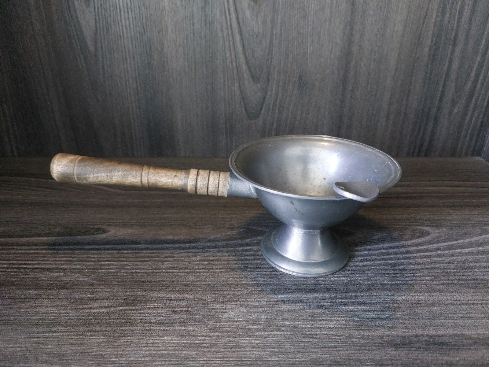 Vintage tinnen asbak met houten steel – klassiek model, Ophalen