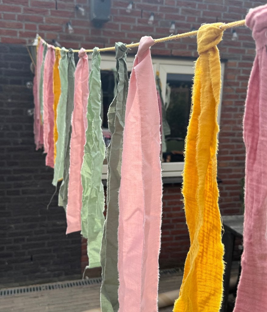 Decoratie bruiloft (stoffen slingers en tafellopers), Ophalen, Zo goed als nieuw, Versiering, Geboorte of Huwelijk