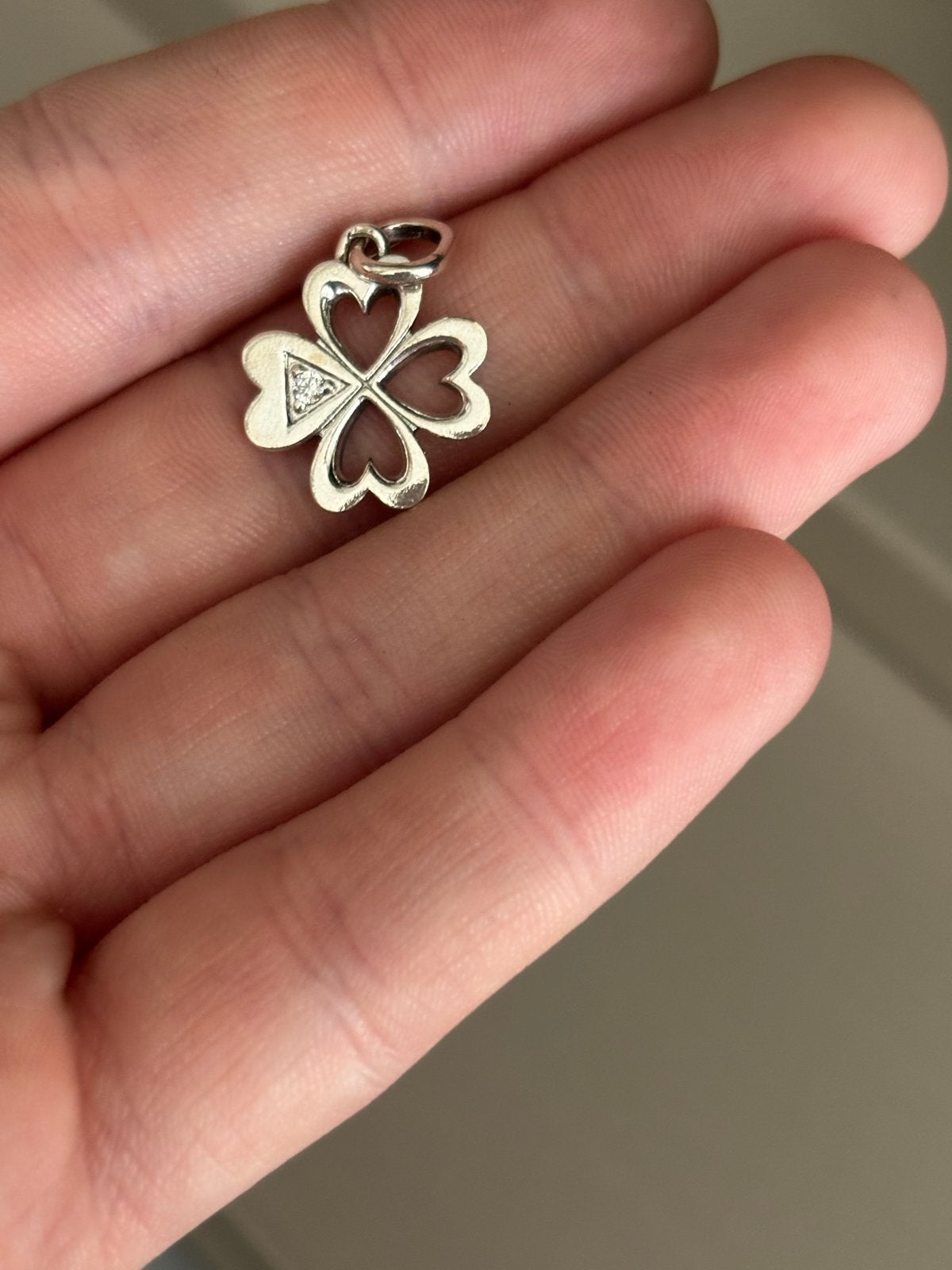 Pandora klavertje vier bedel met strass, Pandora, Ophalen of Verzenden, Zo goed als nieuw, 1 bedel