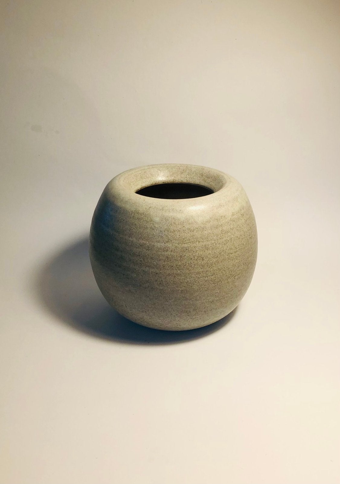 Vintage grijskleurige bolvaas, aardewerk, handgemaakt, Ophalen of Verzenden, Zo goed als nieuw, Handgemaakt