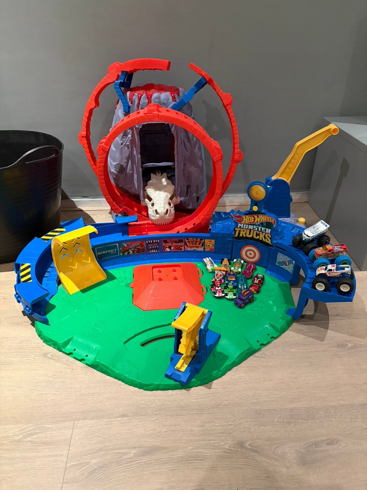 Hot Wheels T Rex vulkaan., Ophalen, Zo goed als nieuw, Handmatig, Hot Wheels