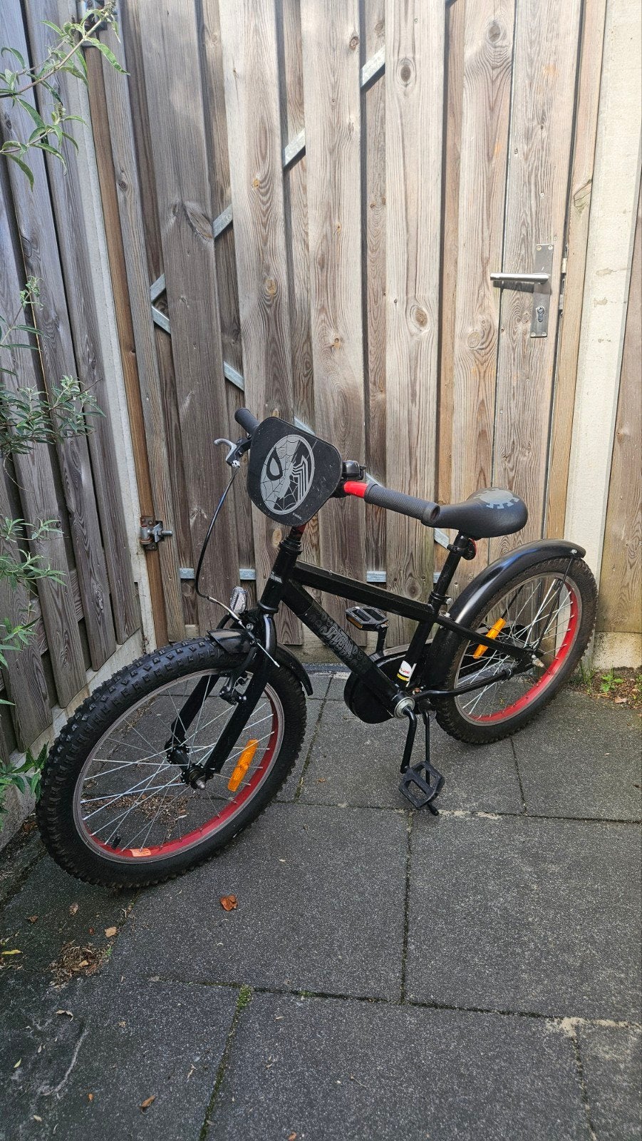 20 inch kinderfiets - Zwart met Spiderman details, Fietsen en Brommers, Fietsen | Kinderfietsjes, Ophalen, Gebruikt, Velgrem, 20 inch of meer