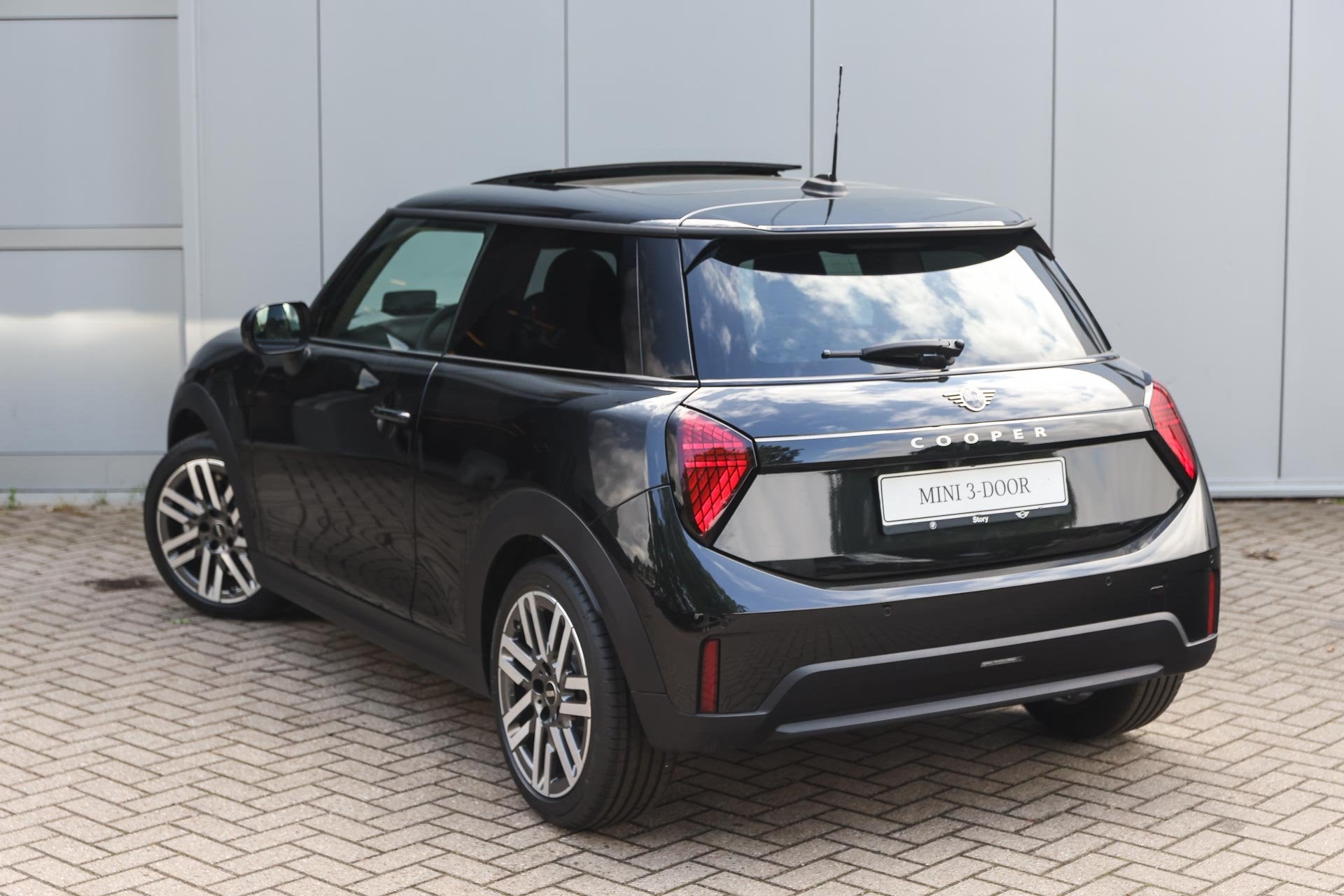 MINI Hatchback Cooper C Automaat / Classic / Pakket M / 17 i, Auto's, Mini, Stof, Stoelverwarming, Zwart, 156 pk