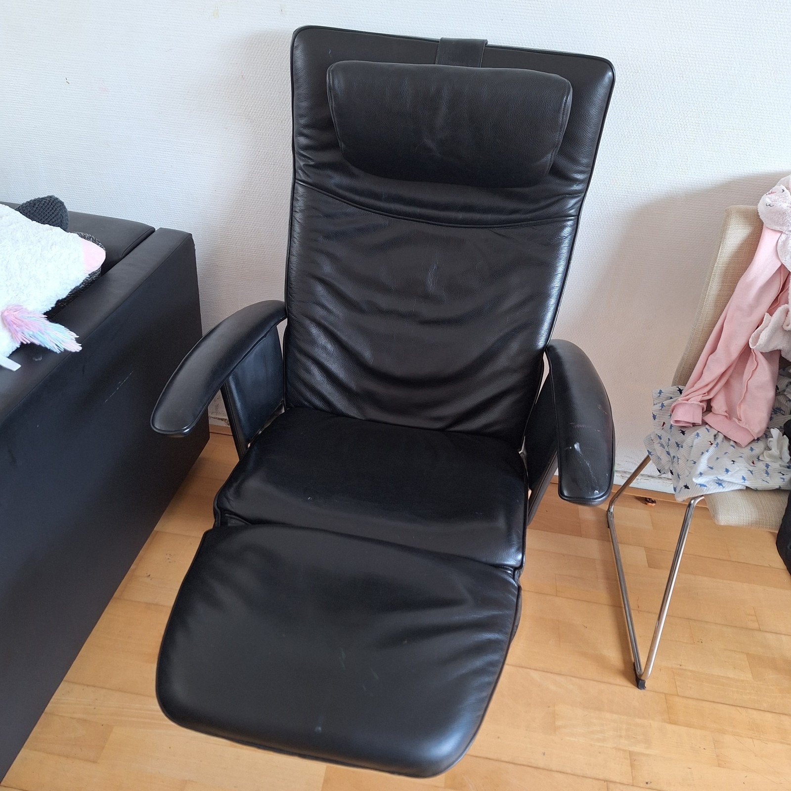 Leren relaxfauteuil met uitschuifbaar voetgedeelte, Gebruikt, Zwart, Modern, Comfort, Ophalen of Verzenden