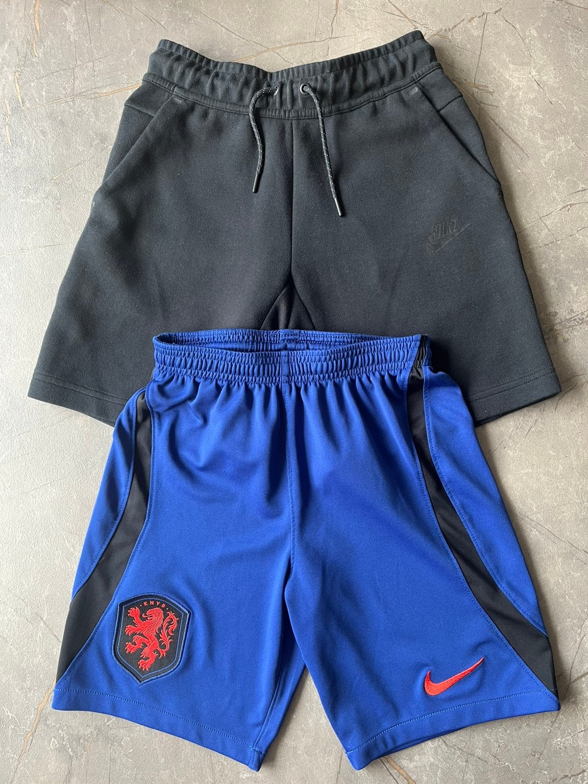 2 Nike korte broeken 137-147 cm (M) kids, Ophalen of Verzenden, Zo goed als nieuw, Jongen, Broek