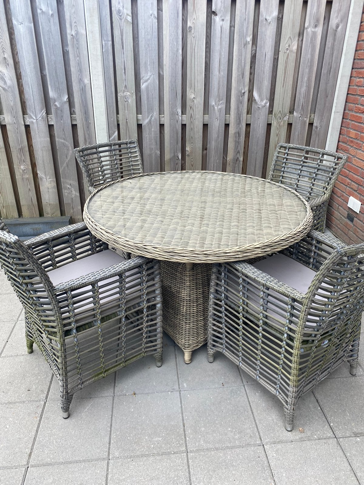 Mooie tuintafelset met ronde tafel en vier stoelen, Tuin en Terras, Ophalen, Zo goed als nieuw